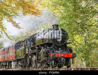 Kidderminster, Großbritannien. 28. Oktober, 2018. UK Wetter: mit herrlichen Herbst Sonne im Überfluss vorhanden heute, Britische Dampflokomotiven auf den Severn Valley Railway Heritage Line sind eine wahre Freude zu sehen, dappled Sonnenlicht, das durch die schönen, Herbst, Landschaft von Worcestershire. Quelle: Lee Hudson/Alamy leben Nachrichten Stockfoto