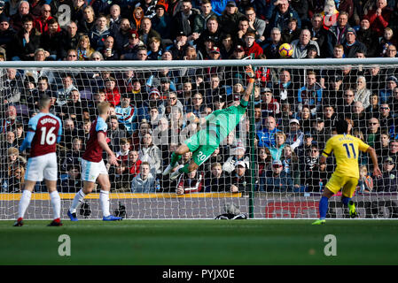 Burnley, Großbritannien. 28 Okt, 2018. Nur die redaktionelle Nutzung, eine Lizenz für die gewerbliche Nutzung erforderlich. Keine Verwendung in Wetten, Spiele oder einer einzelnen Verein/Liga/player Publikationen. Joe Hart von Burnley bildet eine Speichern während der Premier League Match zwischen Burnley und Chelsea im Turf Moor am 28. Oktober 2018 in Burnley, England. (Foto von Daniel Chesterton/phcimages.com) Credit: PHC Images/Alamy leben Nachrichten Stockfoto