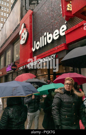 New York, USA. 28 Okt, 2018. Die jollibee Fastfood Restaurant in Midtown Manhattan in New York am Tag der Eröffnung Samstag, 27. Oktober 2018. Die restaurant Kette, die die philippinische McDonald's wegen seiner Allgegenwärtigkeit und Popularität im Land betitelt wurde, öffnete seinen ersten Standort nach Manhattan in der Times Square Gegend finden. Jollibee Foods Corp., der Pläne hat, hunderte von Filialen in den USA und Kanada auch zu öffnen, hält eine Beteiligung an der Smashburger Kette. (Â© Richard B. Levine) Credit: Richard Levine/Alamy leben Nachrichten Stockfoto