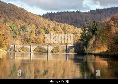 Dunkeld, Großbritannien. 28. Oktober 2018. Die dunkeld Brücke, gebaut von Thomas Telford und im Jahre 1809 eröffnete überquert den Fluss Tay durch die Perthshire Stadt Dunkeld in Schottland. Credit: Rich Dyson/Alamy leben Nachrichten Stockfoto