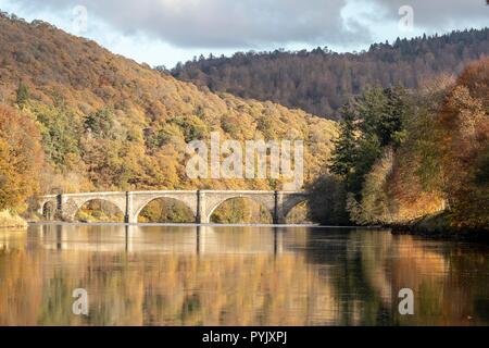 Dunkeld, Großbritannien. 28. Oktober 2018. Die dunkeld Brücke, gebaut von Thomas Telford und im Jahre 1809 eröffnete überquert den Fluss Tay durch die Perthshire Stadt Dunkeld in Schottland. Credit: Rich Dyson/Alamy leben Nachrichten Stockfoto
