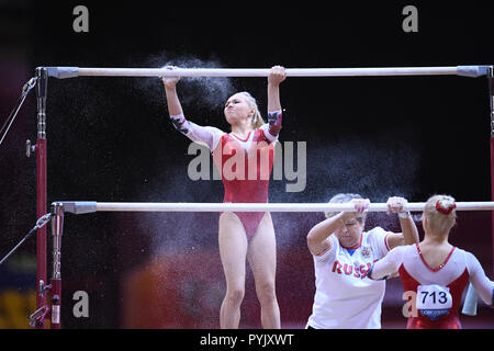 Doha, Katar. 28 Okt, 2018. Darja Spiridonowa (Russland) bereitet die Stufenbarren, Magnesia, coachin. GES/Turnen/Gymnastik Weltmeisterschaften in Doha, Qualifizierung, 28.10.2018 - GES/Turnen/Gymnastik-WM: 28.10.2018 - | Verwendung der weltweiten Kredit: dpa/Alamy leben Nachrichten Stockfoto