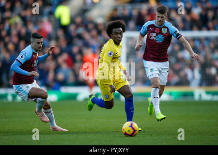 Burnley, Großbritannien. 28 Okt, 2018. Nur die redaktionelle Nutzung, eine Lizenz für die gewerbliche Nutzung erforderlich. Keine Verwendung in Wetten, Spiele oder einer einzelnen Verein/Liga/player Publikationen. William von Chelsea in der Premier League Match zwischen Burnley und Chelsea im Turf Moor am 28. Oktober 2018 in Burnley, England. (Foto von Daniel Chesterton/phcimages.com) Credit: PHC Images/Alamy leben Nachrichten Stockfoto