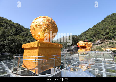 Guangzhou. 28 Okt, 2018. Luftbild am Okt. 28, 2018 zeigt die mit Glasboden Plattform in der tianzi Berg Wasserfall landschaftlich reizvollen Gegend in Qingyuan, im Süden der chinesischen Provinz Guangdong. Credit: Zhang Jiayang/Xinhua/Alamy leben Nachrichten Stockfoto