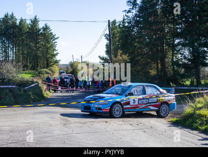 Bantry, West Cork, Irland, 28. Oktober 2018. Einen feinen klaren Tag der Start der Rallye 2018 Fastnet heute begrüßt, so dass die Autofahrer die meisten der trockenen Bedingungen zu bilden, während Racing auf der Drehungen und Wendungen der Landstraßen rund um Ballydehob und Bantry. Vincent Mc Sweeney und Michael Kearney im Mitsubishi Evo fliegen durch Station 16. Credit: aphperspective/Alamy leben Nachrichten Stockfoto