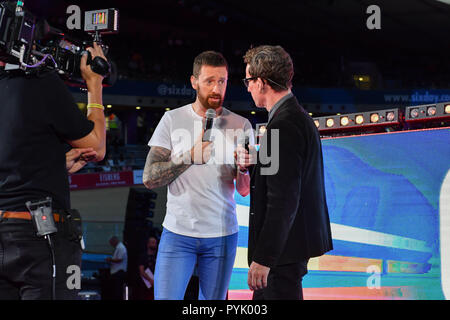 London, Großbritannien. 28 Okt, 2018. Sir Bradley Wiggins und Moderator - Matt Stephens während der sechs Tage London 2018 Lee Valley Olympic Velopark, Queen Elizabeth Park am Sonntag, den 28. Oktober 2018. LONDON ENGLAND. (Nur redaktionelle Nutzung, eine Lizenz für die gewerbliche Nutzung erforderlich. Keine Verwendung in Wetten, Spiele oder einer einzelnen Verein/Liga/player Publikationen.) Credit: Taka Wu/Alamy leben Nachrichten Stockfoto