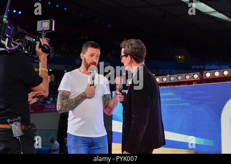 London, Großbritannien. 28 Okt, 2018. Sir Bradley Wiggins und Moderator - Matt Stephens während der sechs Tage London 2018 Lee Valley Olympic Velopark, Queen Elizabeth Park am Sonntag, den 28. Oktober 2018. LONDON ENGLAND. (Nur redaktionelle Nutzung, eine Lizenz für die gewerbliche Nutzung erforderlich. Keine Verwendung in Wetten, Spiele oder einer einzelnen Verein/Liga/player Publikationen.) Credit: Taka Wu/Alamy leben Nachrichten Stockfoto