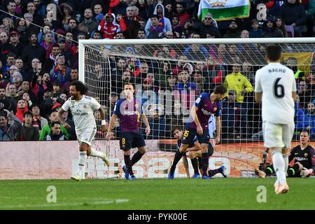 Barcelona, Spanien. 28 Okt, 2018. Marcelo Real Madrid feiert ein Ziel während der spanischen Liga, der Primera División, Fußballspiel zwischen dem FC Barcelona und Real Madrid am 28. Oktober 2018 im Camp Nou Stadion in Barcelona, Spanien: CORDON Cordon Drücken Sie die Taste/Alamy leben Nachrichten Stockfoto