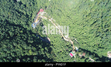 Guangzhou. 28 Okt, 2018. Luftbild am Okt. 28, 2018 zeigt die mit Glasboden Straße im tianzi Berg Wasserfall landschaftlich reizvollen Gegend in Qingyuan, im Süden der chinesischen Provinz Guangdong. Credit: Zhang Jiayang/Xinhua/Alamy leben Nachrichten Stockfoto