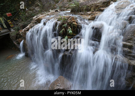 Guangzhou. 28 Okt, 2018. Foto am Okt. 28, 2018 zeigt den Wasserfall Der Wasserfall Tianzi Mountain Scenic Area in Qingyuan, im Süden der chinesischen Provinz Guangdong. Credit: Zhang Jiayang/Xinhua/Alamy leben Nachrichten Stockfoto