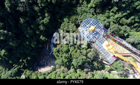 Guangzhou. 28 Okt, 2018. Luftbild am Okt. 28, 2018 zeigt die mit Glasboden Plattform in der tianzi Berg Wasserfall landschaftlich reizvollen Gegend in Qingyuan, im Süden der chinesischen Provinz Guangdong. Credit: Zhang Jiayang/Xinhua/Alamy leben Nachrichten Stockfoto