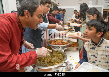 Watford, UK. 27 Okt, 2018. Essen, während einer Diwali Feier am Holywell Community Center in Watford serviert. Foto Datum: Samstag, 27. Oktober 2018. Foto: Roger Garfield/Alamy Live News Credit: Roger Garfield/Alamy leben Nachrichten Stockfoto