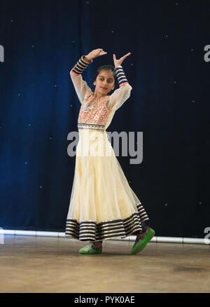 Watford, UK. 27 Okt, 2018. Ein Kind tanzen während einer Diwali Feier am Holywell Community Center in Watford. Foto Datum: Samstag, 27. Oktober 2018. Foto: Roger Garfield/Alamy Live News Credit: Roger Garfield/Alamy leben Nachrichten Stockfoto