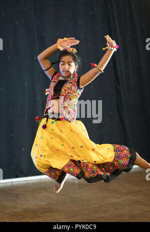 Watford, UK. 27 Okt, 2018. Ein Kind tanzen während einer Diwali Feier am Holywell Community Center in Watford. Foto Datum: Samstag, 27. Oktober 2018. Foto: Roger Garfield/Alamy Live News Credit: Roger Garfield/Alamy leben Nachrichten Stockfoto