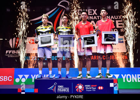 Paris, Frankreich. 28. Oktober 2018. Gewinner Han Chengkai (1. R)/Zhou Haodong (2. R) von China und die Nächstplatzierten Marcus Fernaldi Gideon (1. L)/Kevin Sanjaya Sukamuljo Indonesiens posieren für Fotos, die während der Preisverleihung nach den Herren Doppel Finale bei 2018 Yonex French Open in Paris, Frankreich am Okt. 28, 2018. Han Chengkai/Zhou Haodong gewann 2-1 und behauptete den Titel. Credit: Chen Yichen/Xinhua/Alamy leben Nachrichten Stockfoto