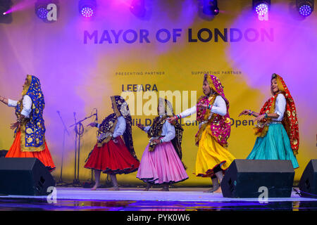 Trafalgar Square, London, UK. 28 Okt 2018 - eine Gruppe führt ein volkstanz während der Feierlichkeiten. Hunderte von Hindus, Sikhs, Jains und Menschen aus allen Gemeinschaften Diwali feiern in London - Festival des Lichts teilnehmen, Diwali in London wird jedes Jahr gefeiert mit einem kostenlosen Konzert der traditionellen religiösen und Zeitgenössische asiatische Musik und Tanz. Credit: Dinendra Haria/Alamy leben Nachrichten Stockfoto