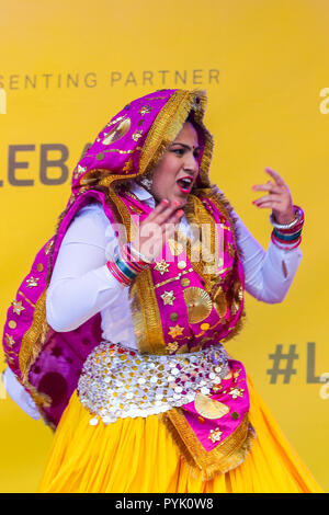 Trafalgar Square, London, UK. 28 Okt 2018 - eine Gruppe führt ein volkstanz während der Feierlichkeiten. Hunderte von Hindus, Sikhs, Jains und Menschen aus allen Gemeinschaften Diwali feiern in London - Festival des Lichts teilnehmen, Diwali in London wird jedes Jahr gefeiert mit einem kostenlosen Konzert der traditionellen religiösen und Zeitgenössische asiatische Musik und Tanz. Credit: Dinendra Haria/Alamy leben Nachrichten Stockfoto