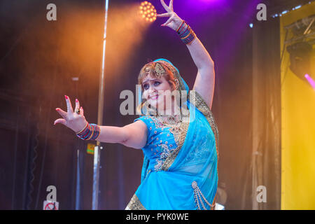 Trafalgar Square, London, UK. 28 Okt 2018 - eine Gruppe führt ein volkstanz während der Feierlichkeiten. Hunderte von Hindus, Sikhs, Jains und Menschen aus allen Gemeinschaften Diwali feiern in London - Festival des Lichts teilnehmen, Diwali in London wird jedes Jahr gefeiert mit einem kostenlosen Konzert der traditionellen religiösen und Zeitgenössische asiatische Musik und Tanz. Credit: Dinendra Haria/Alamy leben Nachrichten Stockfoto