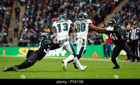 London, Großbritannien. 28. Oktober 2018. Adler wide receiver Nelson Agholor (13) in Angriff genommen wird. Philadelphia Eagles an der Jacksonville Jaguars NFL Spiel im Wembley Stadium, das abschließende Spiel in der NFL London 2018 Serie. Endergebnis: Adler 24 Jaguare 18. Credit: Stephen Chung/Alamy leben Nachrichten Stockfoto