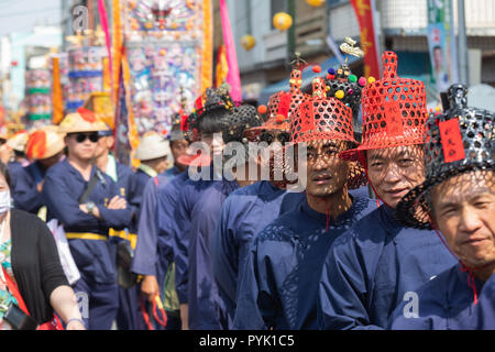 Donggang, Taiwan, 28. Okt. 2018: die Beamten der Donglong Tempel in Donggang in einer Parade am Oktober 28, 2018, der erste Tag der Woche teilnehmen - lange König Boat Festival in Donggang im südlichen Taiwan. Während die Tri-Festival, eines der größten Taiwan Folk-religiösen Feste, die Götter sind auf die Erde eingeladen, für eine Woche gefeiert und um Hilfe gebeten, um die Gemeinschaft von Unglück und Krankheit für die kommenden drei Jahre. Credit: Perry Svensson/Alamy leben Nachrichten Stockfoto