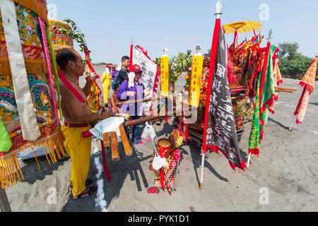 Donggang, Taiwan, 28. Okt. 2018: Ein Geist medium bereitet mit den Göttern am Oktober 28, 2018, der erste Tag der Woche - lange König Boat Festival in Donggang im südlichen Taiwan zu kommunizieren. Während die Tri-Festival, eines der größten Taiwan Folk-religiösen Feste, die Götter sind auf die Erde eingeladen, für eine Woche gefeiert und um Hilfe gebeten, um die Gemeinschaft von Unglück und Krankheit für die kommenden drei Jahre. Credit: Perry Svensson/Alamy leben Nachrichten Stockfoto