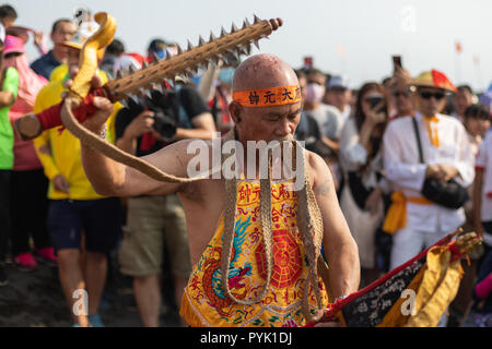 Donggang, Taiwan, 28. Okt. 2018: Ein Geist medium kommuniziert mit den Göttern am Oktober 28, 2018, der erste Tag der Woche - lange König Boat Festival in Donggang im südlichen Taiwan. Während die Tri-Festival, eines der größten Taiwan Folk-religiösen Feste, die Götter sind auf die Erde eingeladen, für eine Woche gefeiert und um Hilfe gebeten, um die Gemeinschaft von Unglück und Krankheit für die kommenden drei Jahre. Kredit Perry Svensson/Alamy leben Nachrichten Stockfoto