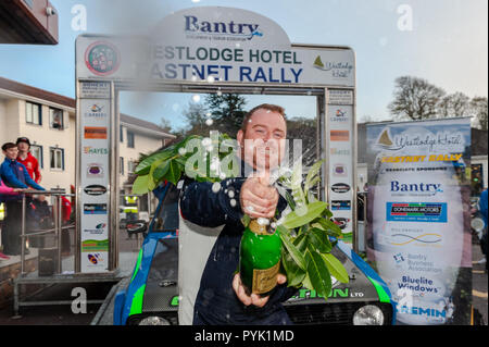 Bantry, West Cork, Irland. 28 Okt, 2018. Damien Tourish, die gewinnende Rallyefahrer, Sprays die Menge mit Champagner am Ende der 2018 Fastnet Rallye. Credit: Andy Gibson/Alamy Leben Nachrichten. Stockfoto