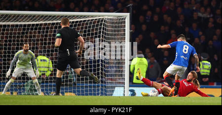 Hampden Park, Glasgow, UK. 28 Okt, 2018. Scottish League Cup Fußball, Halbfinale, Aberdeen gegen Rangers; Stevie kann von Aberdeen Folie packt Ryan Jack von Förster Credit: Aktion plus Sport/Alamy leben Nachrichten Stockfoto