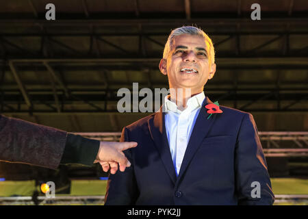 Trafalgar Square, London, UK - 28. Okt 2018. Bürgermeister von London, Sadiq Khan, auf der Bühne. Der Bürgermeister von London, gemeinsam mit Vertretern der Royal British Legion und andere, markiert den 100. Jahrestag des 1. Weltkriegs und vielen indischen Männer und Frauen für ihren Beitrag in dem Bemühen. Diwali, der Hindus, Sikhs und Jain Fest der Lichter, im Londoner Trafalgar Square gefeiert mit Tanz und Musik, Handwerk, Werkstätten, Essen und Ständen. Credit: Imageplotter Nachrichten und Sport/Alamy leben Nachrichten Stockfoto