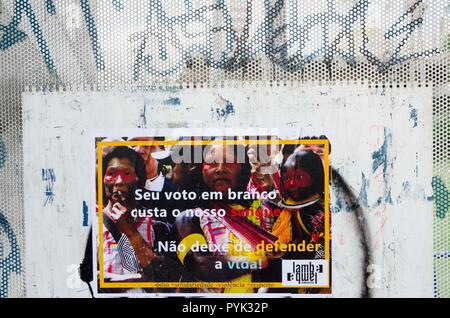 Sao Paulo, Brasilien. 28. Oktober 2018. Lambe - Licks in Polen und pixações gegen Kandidaten für das Amt des Präsidenten von PSL, Stadt Campinas/SP, in der zweiten Runde der Wahlen (28). (Foto: Maycon Soldan/Fotoarena) Stockfoto