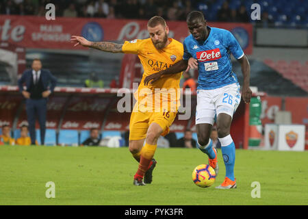 Napoli, Kampanien, Italien: 2018-10-28, italienische Serie A Fußballspiel SSC Neapel - AS Roma im San Paolo Stadion in Foto Kalidou Koulibaly und Daniele De Rossi in Aktion Quelle: Antonio Balasco/Alamy leben Nachrichten Stockfoto