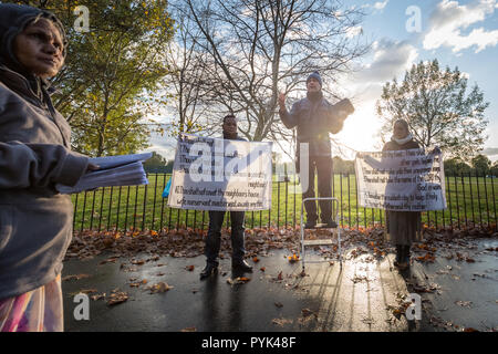 London, Großbritannien. 28. Oktober, 2018. Predigt und Debatten an Speakers' Corner, das öffentliche Sprechen nord-östlichen Ecke des Hyde Park. Credit: Guy Corbishley/Alamy leben Nachrichten Stockfoto