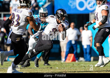 Charlotte, North Carolina, USA. 28 Okt, 2018. Baltimore Ravens quarterback Lamar Jackson (8) während des Spiels auf der Bank von Amerika Stadium in Charlotte, NC. Carolina Panthers auf 36 bis 21 über die Baltimore Ravens gewinnen. Credit: Jason Walle/ZUMA Draht/Alamy leben Nachrichten Stockfoto