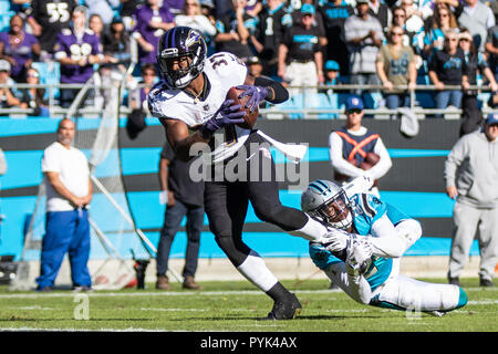 Charlotte, North Carolina, USA. 28 Okt, 2018. Baltimore Ravens zurück laufen Javorius Allen (37) Während spiel action an der Bank von Amerika Stadium in Charlotte, NC. Carolina Panthers auf 36 bis 21 über die Baltimore Ravens gewinnen. Credit: Jason Walle/ZUMA Draht/Alamy leben Nachrichten Stockfoto