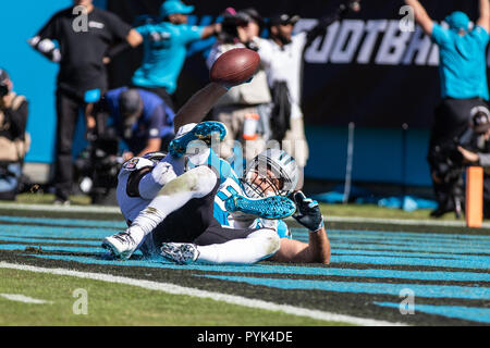 Charlotte, North Carolina, USA. 28 Okt, 2018. Carolina Panthers festes Ende Greg Olsen (88) zählt einen Touchdown an der Bank von Amerika Stadium in Charlotte, NC. Carolina Panthers auf 36 bis 21 über die Baltimore Ravens gewinnen. Credit: Jason Walle/ZUMA Draht/Alamy leben Nachrichten Stockfoto