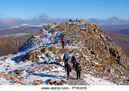 Rannoch Moor und Glencoe, Vereinigtes Königreich. 28. Oktober, 2018. Wanderer auf dem berühmten schottischen Berg Buachaille Etive Mor, Schottland. Gipfel des Stob Dearg mit Blick auf Rannoch Moor. Der blaue Himmel und ein Abstauben von Schnee im Winter. Quelle: Craig Brown/Alamy leben Nachrichten Stockfoto