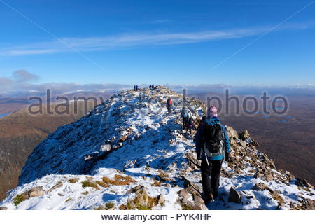 Rannoch Moor und Glencoe, Vereinigtes Königreich. 28. Oktober, 2018. Wanderer auf dem berühmten schottischen Berg Buachaille Etive Mor, Schottland. Gipfel des Stob Dearg mit Blick auf Rannoch Moor. Der blaue Himmel und ein Abstauben von Schnee im Winter. Quelle: Craig Brown/Alamy leben Nachrichten Stockfoto