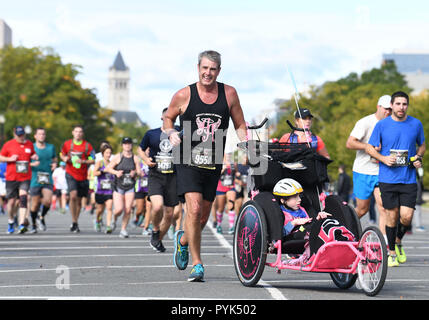 Washington, USA. 28 Okt, 2018. Menschen nehmen Teil an der 43rd Marine Corps Marathon in Washington, DC, USA, Okt. 28, 2018. Zehntausende Läufer, Radfahrer und Unterstützer an der 43rd Marine Corps Marathon hier am Sonntag. Quelle: Liu Jie/Xinhua/Alamy leben Nachrichten Stockfoto