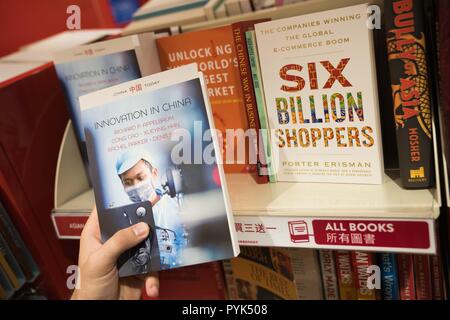 Hongkong, China. 14 Okt, 2018. Das Buch Innovation in China für den Verkauf in einem Buchladen in Hong Kong Flughafen gesehen. Credit: Geovien So/SOPA Images/ZUMA Draht/Alamy leben Nachrichten Stockfoto