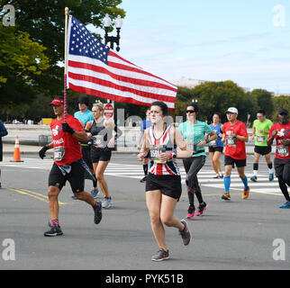 Washington, USA. 28 Okt, 2018. Menschen nehmen Teil an der 43rd Marine Corps Marathon in Washington, DC, USA, Okt. 28, 2018. Zehntausende Läufer, Radfahrer und Unterstützer an der 43rd Marine Corps Marathon hier am Sonntag. Quelle: Liu Jie/Xinhua/Alamy leben Nachrichten Stockfoto