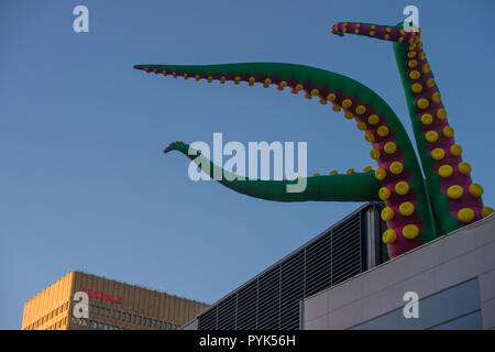 Manchesterd, UK. 28 Okt, 2018. Aufblasbarer Monster tentacles schmücken das Arndale Centre im Stadtzentrum von Manchester als Teil der jährlichen 'Halloween Feiern in der Stadt. Artwork erstellt von schmutzigen Luker. Stockfoto