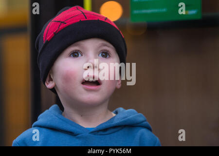 Manchesterd, UK. 28 Okt, 2018. Vier Jahre alten Lukas Wilkinson ist durch das Sehen aufblasbare Monster um Stadtzentrum Manchester als Teil der jährlichen "Halloween in Feiern der Stadt überrascht. Artwork erstellt von schmutzigen Luker. Stockfoto