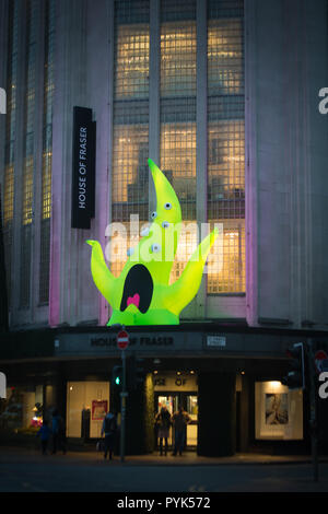 Manchesterd, UK. 28 Okt, 2018. Ein Aufblasbarer Monster ziert das House of Fraser Store im Stadtzentrum von Manchester als Teil der jährlichen 'Halloween Feiern in der Stadt. Artwork erstellt von schmutzigen Luker. Stockfoto