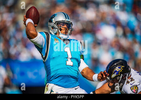 Charlotte, North Carolina, USA. 28 Okt, 2018. Carolina Panthers quarterback Cam Newton (1) Während der NFL Football Spiel zwischen der Baltimore Ravens und die Carolina Panthers am Sonntag, Oktober 28, 2018 in Charlotte, NC. Jakob Kupferman/CSM Credit: Cal Sport Media/Alamy leben Nachrichten Stockfoto