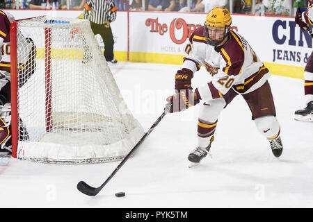 Oktober 27, 2018 Minnesota Golden Gophers defenseman Ryan Zuhlsdorf (20) Skates mit dem Puck während der NCAA Men US Hockey Hall of Fame Spiel zwischen den Minnesota Golden Gophers und von der Universität von North Dakota Kampf gegen die Falken an der Orleans Arena in Las Vegas, NV. North Dakota besiegt Minnesota 3 -1. Foto von Russell Hons/CSM Stockfoto