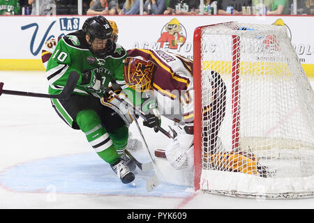 Oktober 27, 2018 North Dakota kämpfenden Falken nach vorn Gavin Hain (10) versucht, in einem Verlieren Kobold vor Minnesota Golden Gophers Torwart Mat Robson (40) während der NCAA Men US Hockey Hall of Fame Spiel zwischen den Minnesota Golden Gophers und von der Universität von North Dakota Kampf gegen die Falken an der Orleans Arena in Las Vegas, NV zu schüren. North Dakota besiegt Minnesota 3 -1. Foto von Russell Hons/CSM Stockfoto