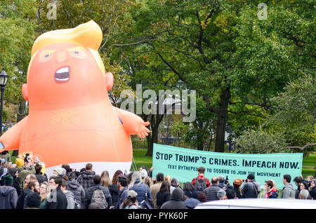 Manhattan, New York, USA. 28 Okt, 2018. Ein 20 Fuß hohes "Baby Trump' Ballon während des Protestes gesehen aufgeblasen. Hunderte von Menschen am Battery Park in New York City für die Amtsenthebung Parade versammelt, ein Protest gegen Präsident Donald Trump, darunter einige der Anhänger ist Trumpf. Credit: Ryan Rahman/SOPA Images/ZUMA Draht/Alamy leben Nachrichten Stockfoto