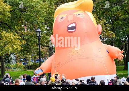 Manhattan, New York, USA. 28 Okt, 2018. Ein 20 Fuß hohes "Baby Trump' Ballon während des Protestes gesehen aufgeblasen. Hunderte von Menschen am Battery Park in New York City für die Amtsenthebung Parade versammelt, ein Protest gegen Präsident Donald Trump, darunter einige der Anhänger ist Trumpf. Credit: Ryan Rahman/SOPA Images/ZUMA Draht/Alamy leben Nachrichten Stockfoto