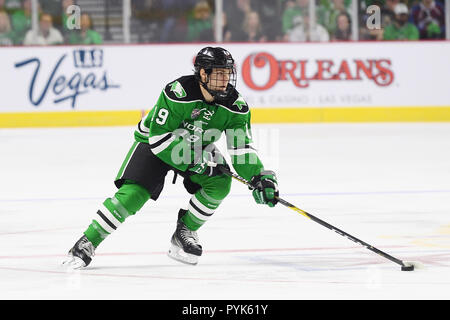 Oktober 27, 2018 North Dakota kämpfenden Falken freuen Mark Senden (19) Skates mit dem Puck während der NCAA Men US Hockey Hall of Fame Spiel zwischen den Minnesota Golden Gophers und von der Universität von North Dakota Kampf gegen die Falken an der Orleans Arena in Las Vegas, NV. North Dakota besiegt Minnesota 3 -1. Foto von Russell Hons/CSM Stockfoto