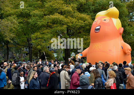 Manhattan, New York, USA. 28 Okt, 2018. Ein 20 Fuß hohes "Baby Trump' Ballon während des Protestes gesehen aufgeblasen. Hunderte von Menschen am Battery Park in New York City für die Amtsenthebung Parade versammelt, ein Protest gegen Präsident Donald Trump, darunter einige der Anhänger ist Trumpf. Credit: Ryan Rahman/SOPA Images/ZUMA Draht/Alamy leben Nachrichten Stockfoto